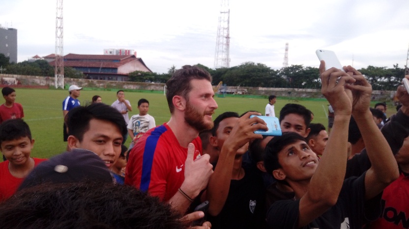 Steven Paule Jadi Rebutan Selfie Suporter