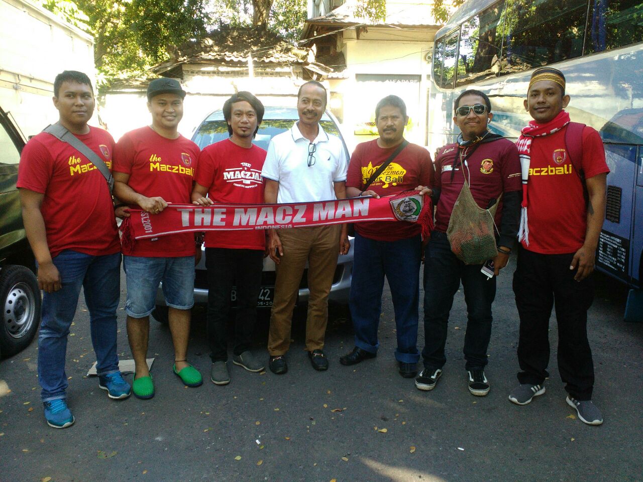 H. Zainal Tayeb Lepas Rombongan Suporter PSM Menuju Stadion