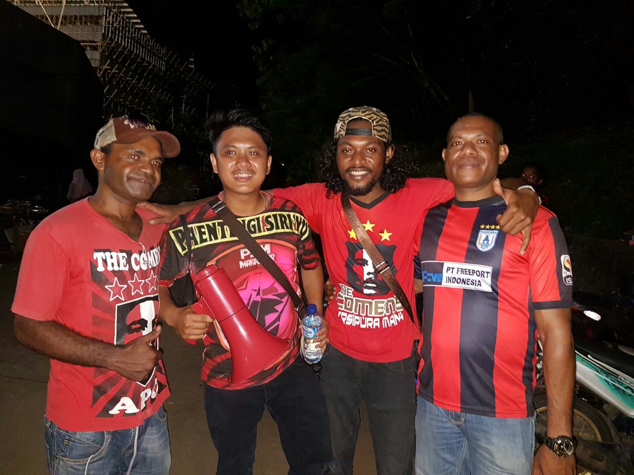 Perlakuan Persipura Mania Kepada The Macz Man di Jayapura