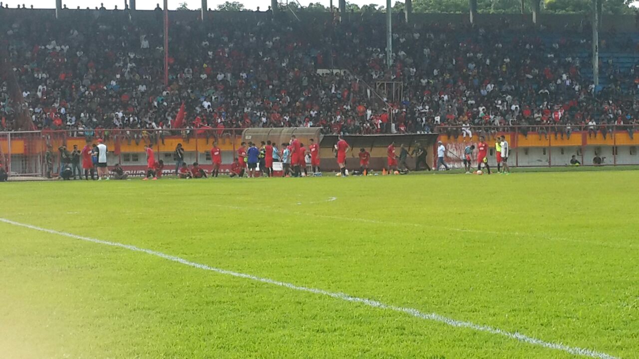 [FOTO] Latihan PSM Dipadati Ribuan Suporter 